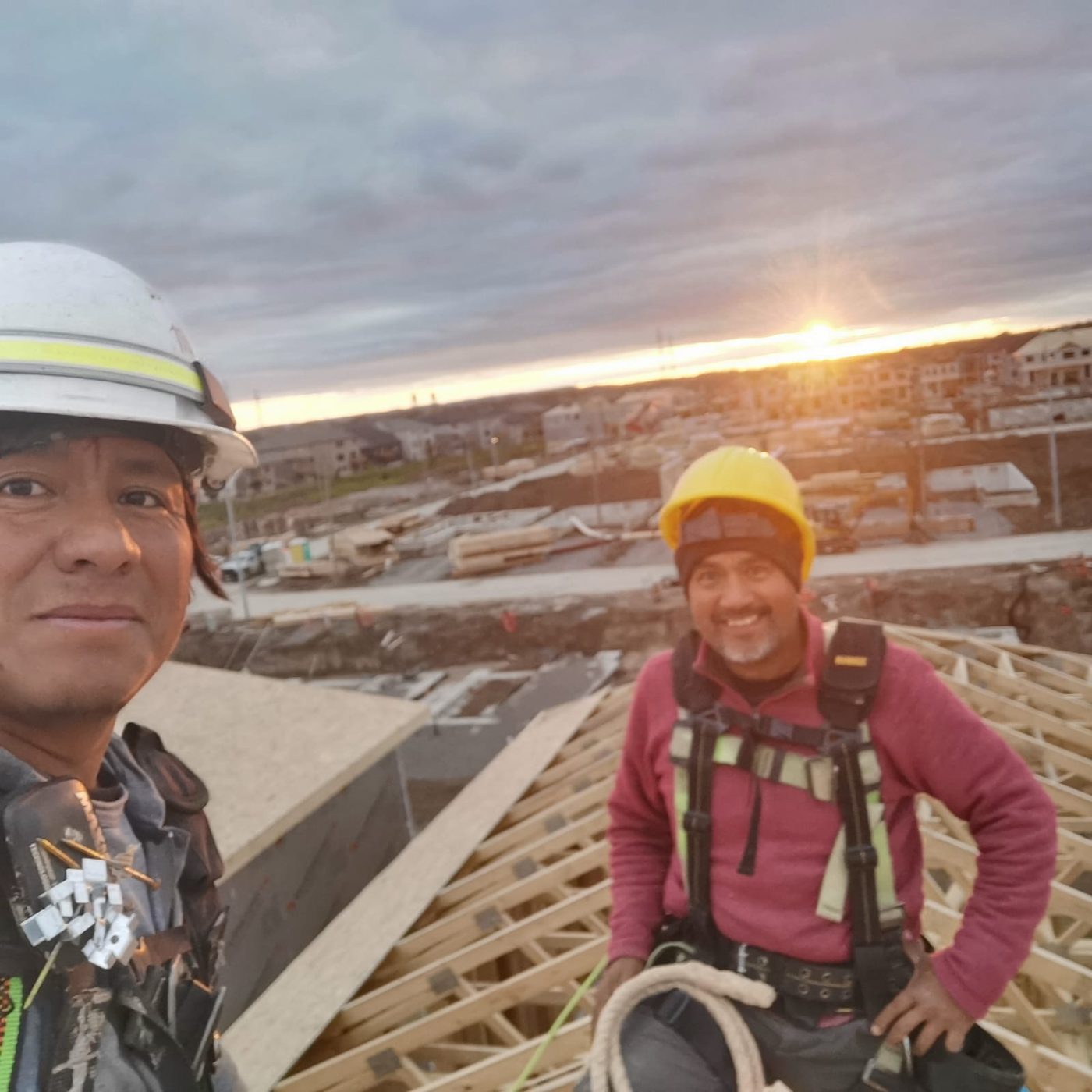 Priamo y París trabajando en obra en Canadá